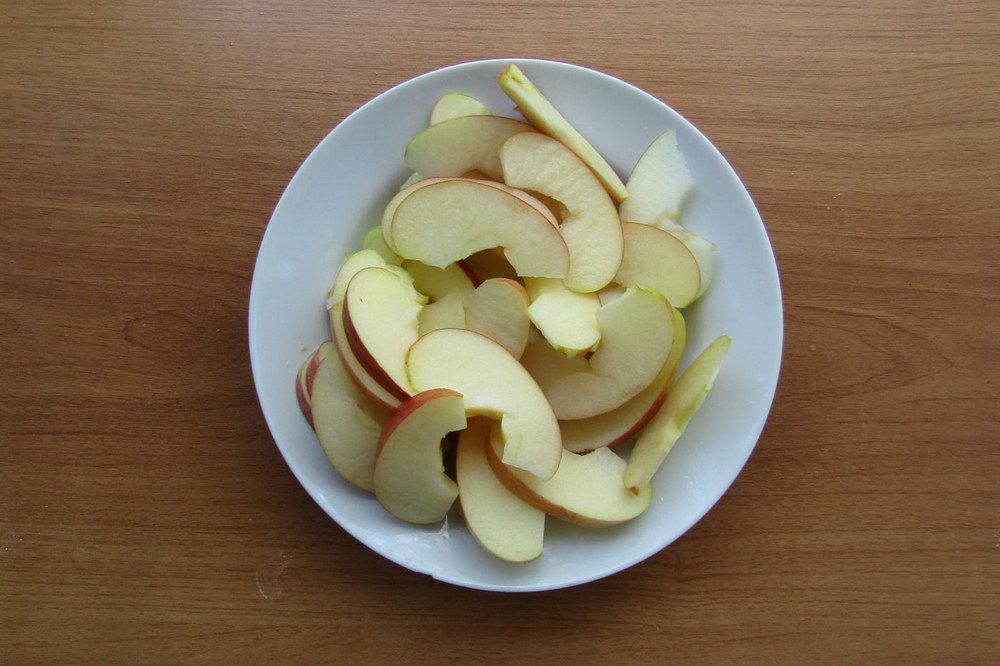Нарезать яблоки дольками