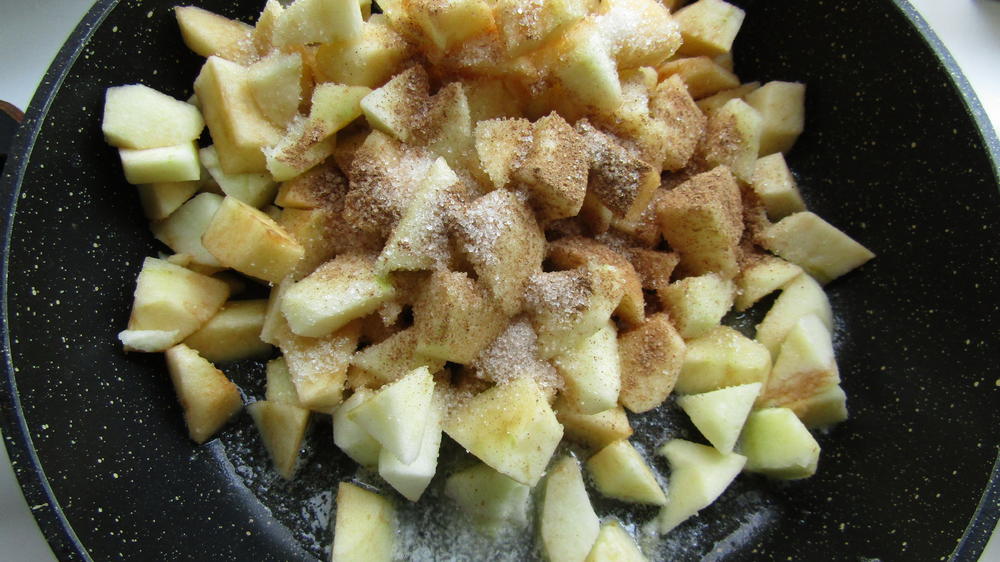 Яблоки запечь на сковороде в сахаре и корице