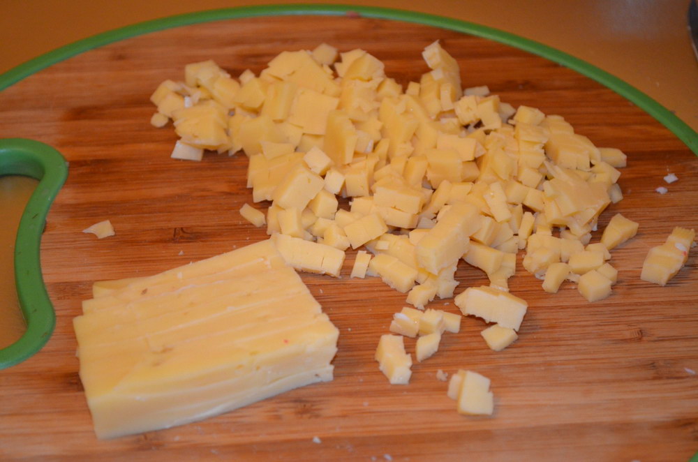 Нарезаем сыр
