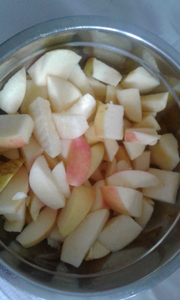 Нарезать яблоки