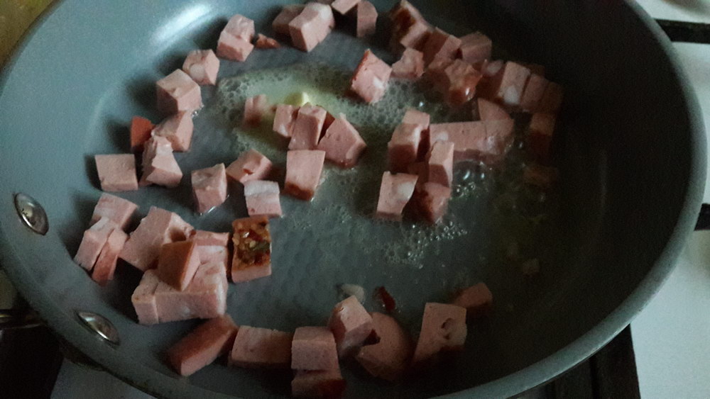 Обжарить колбасу