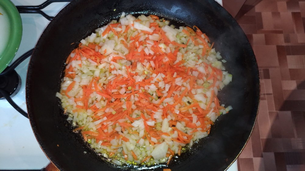 Обжарить на сковороде овощи