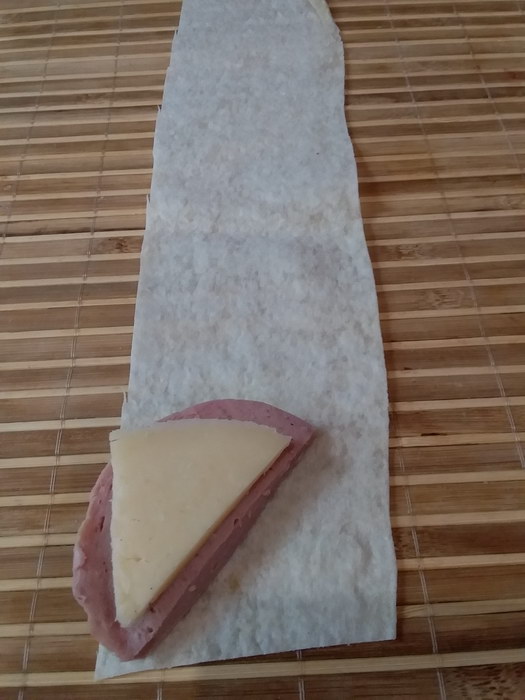 Укладываем колбасу с сыром