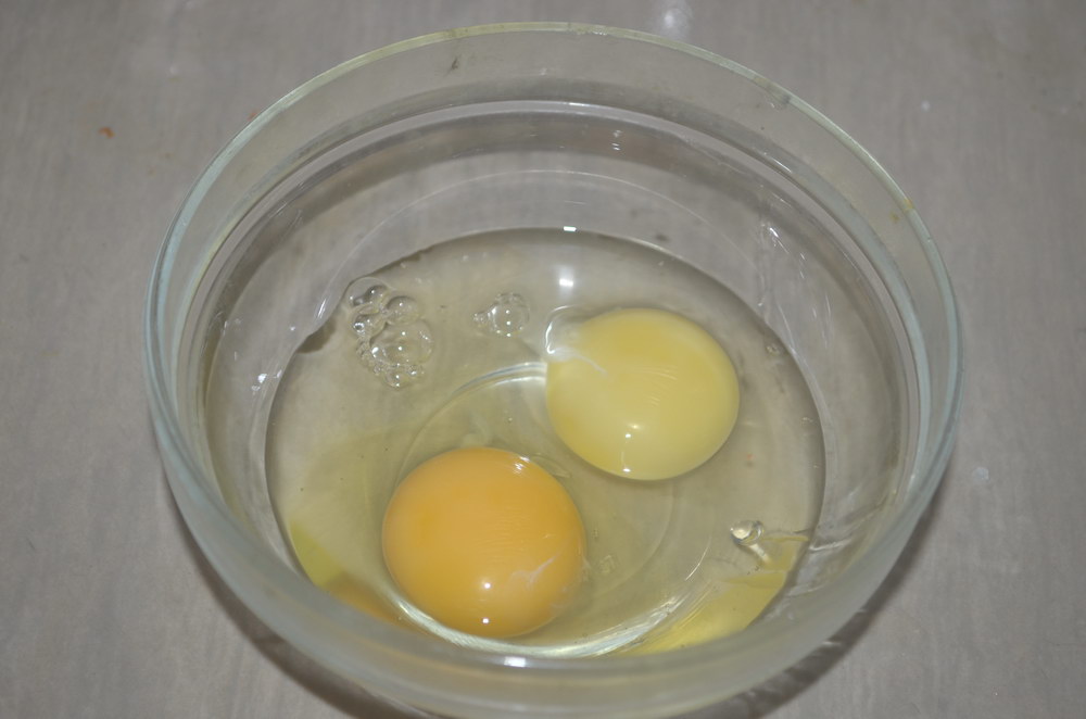 Зачем яйца в блинах. Яйца в миске. Яйца разбитые в миске. Разбить яйца в миску. Яйцо в мисочке.