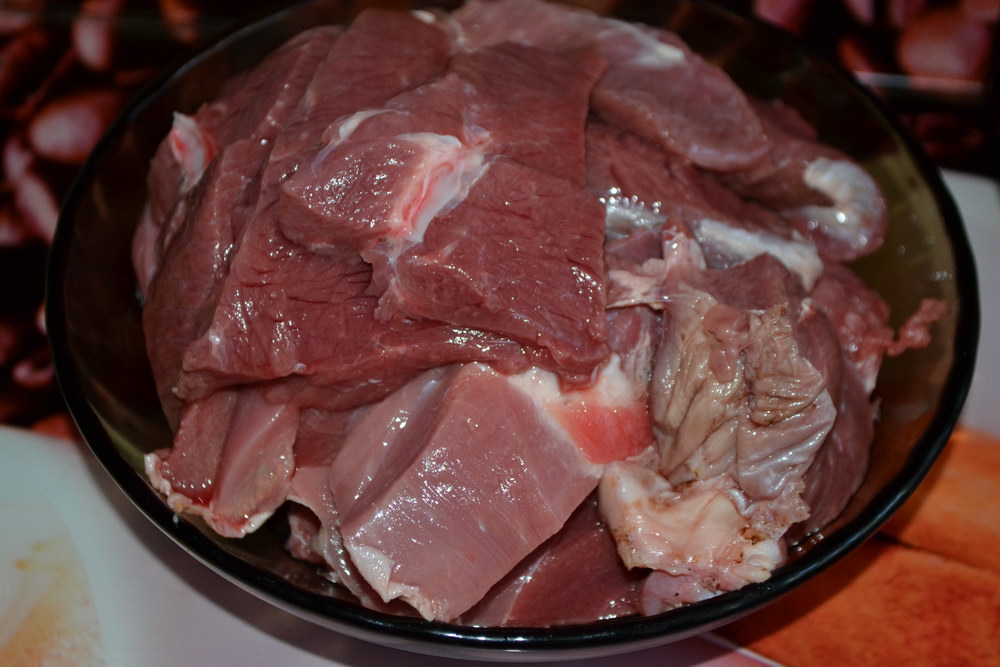 Нарезать мясо кусками