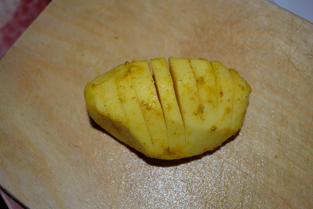 Сделать надрезы на каждой картошке
