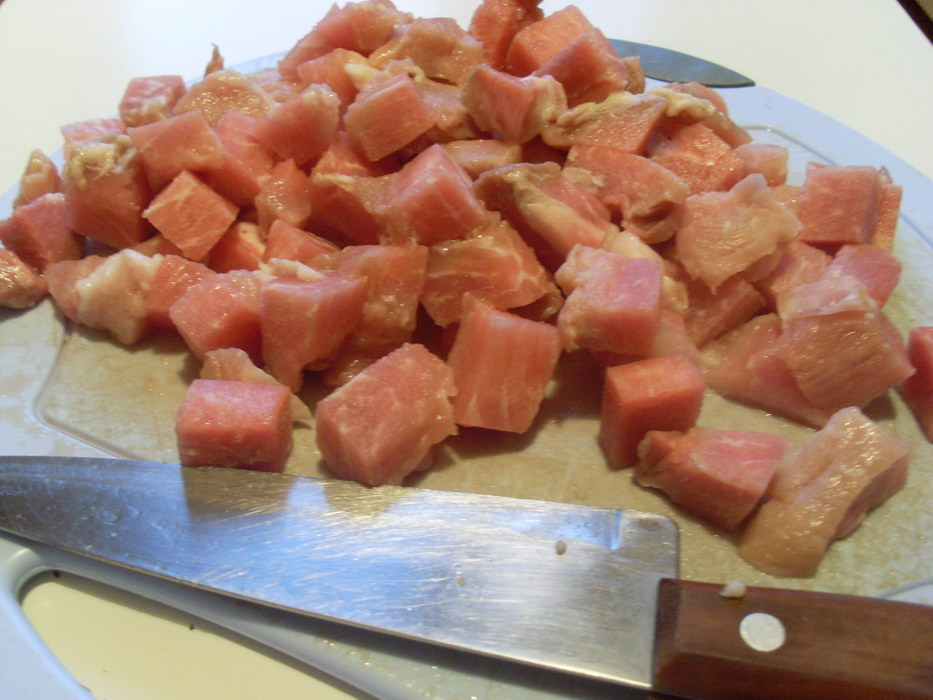 Нарезать мясо на мелкие кусочки