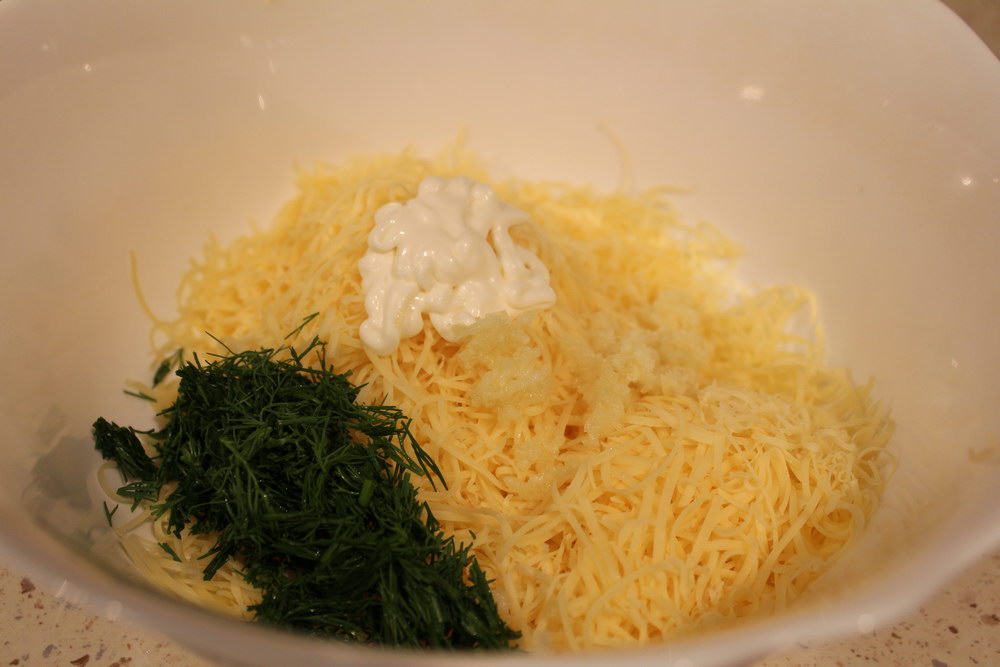 Добавить слой сыра и укропа