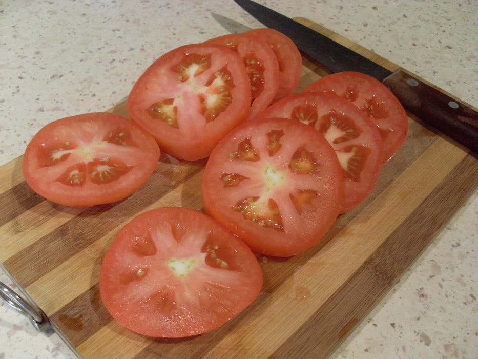Нарезать помидоры кольцами
