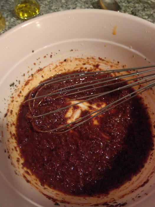 Перемешать специи, масло и томатную пасту