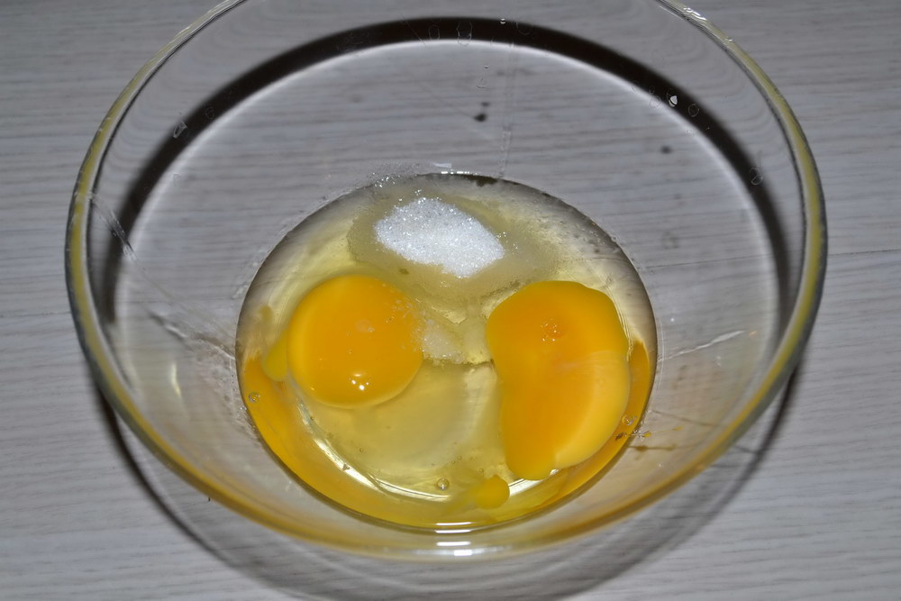 Разбей яйцо 2. Яйца в миске. Разбить яйца в миску. Яйца разбитые в миске. Разбейте яйца в миску.