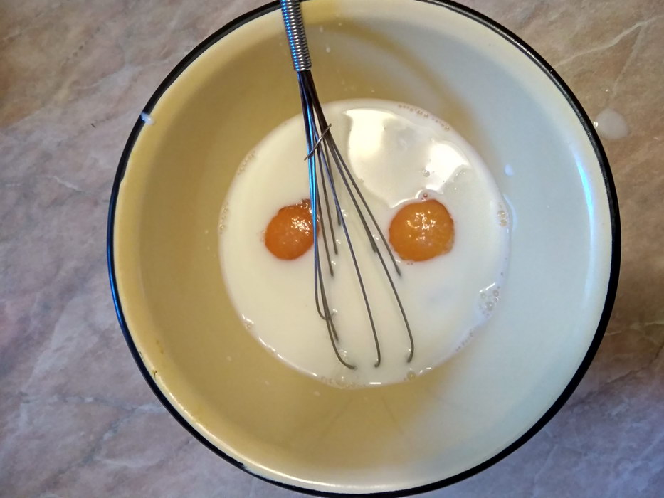 Разбиваем яйца в молоко