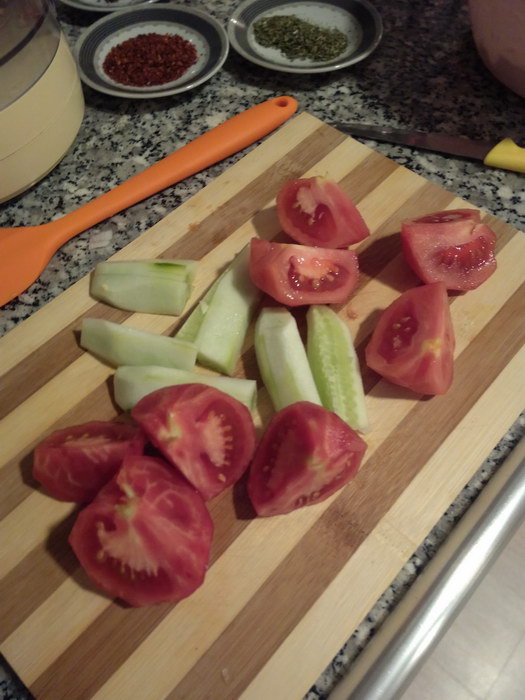 Подготовить помидоры и огурцы