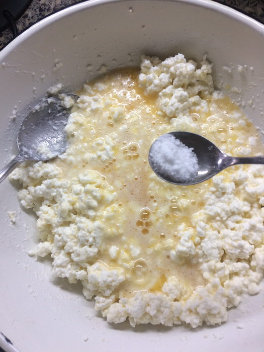 Добавить смесь яиц и соль