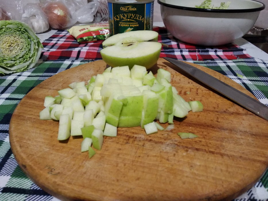 Нарезать яблоки