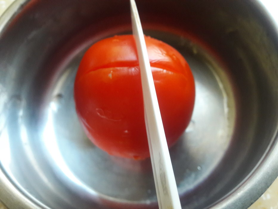 Ошпариваю помидоры