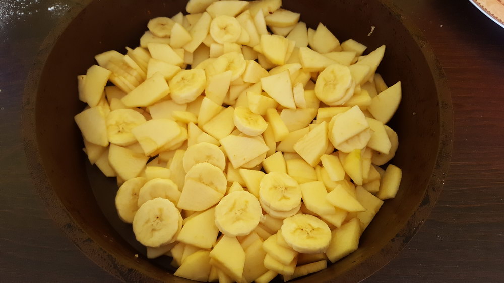 Выкладываем яблоки и бананы