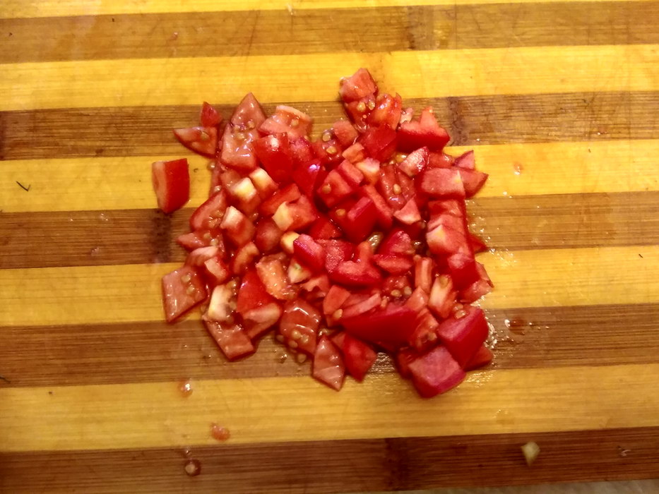 Мелко порезать помидоры