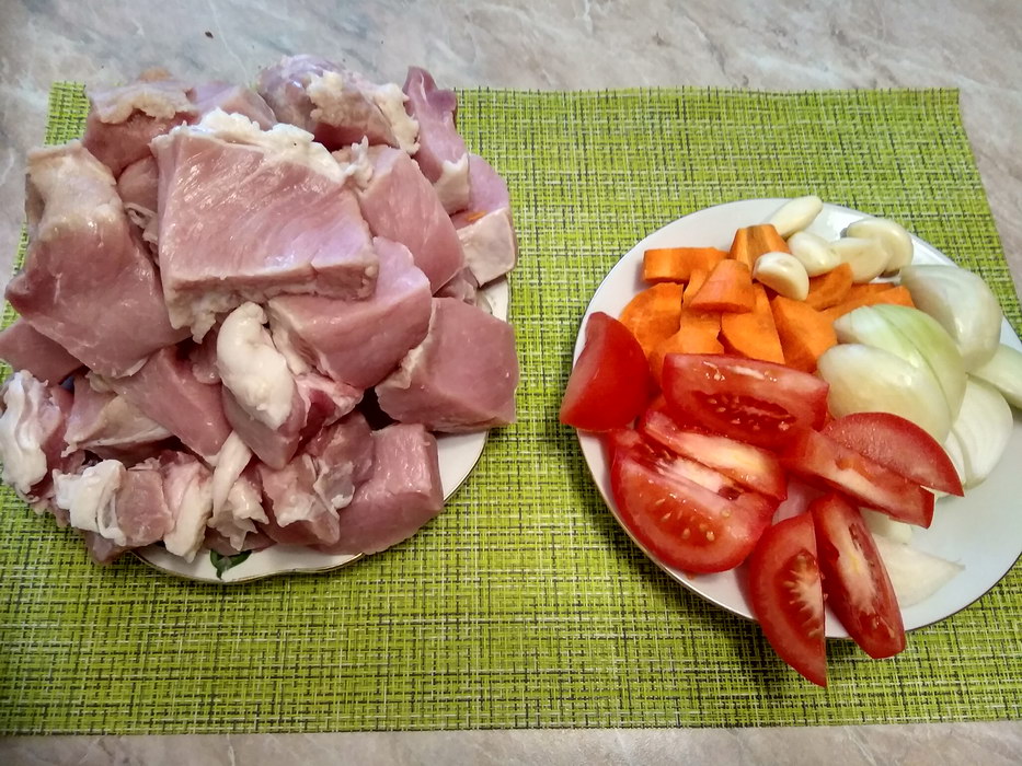 Нарезаем мясо, помидоры, лук и морковь
