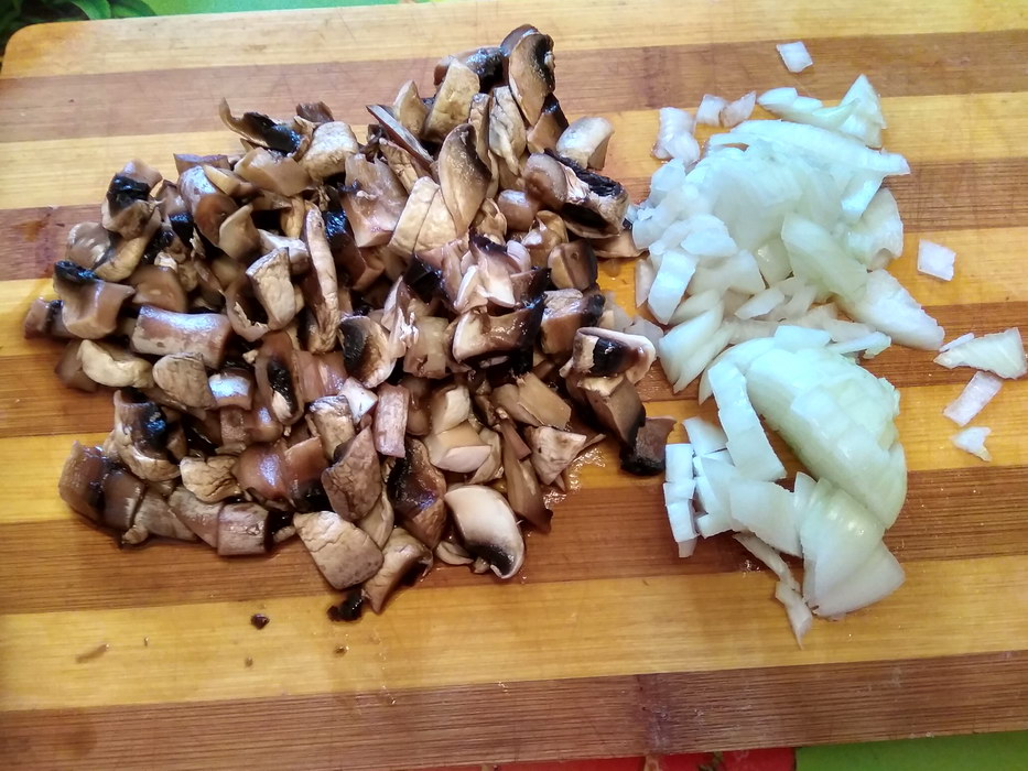 Нарезать грибы и лук