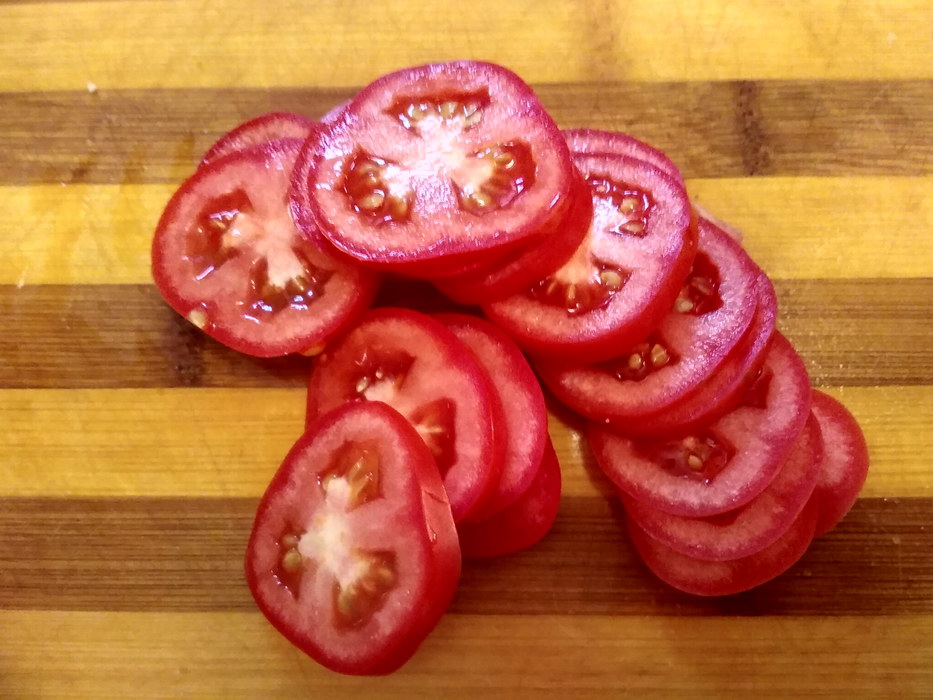Нарезать кольцами помидоры