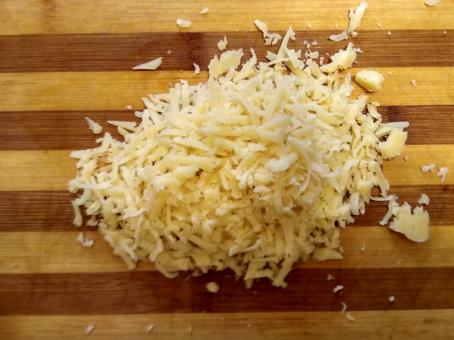 Натереть сыр на тёрке