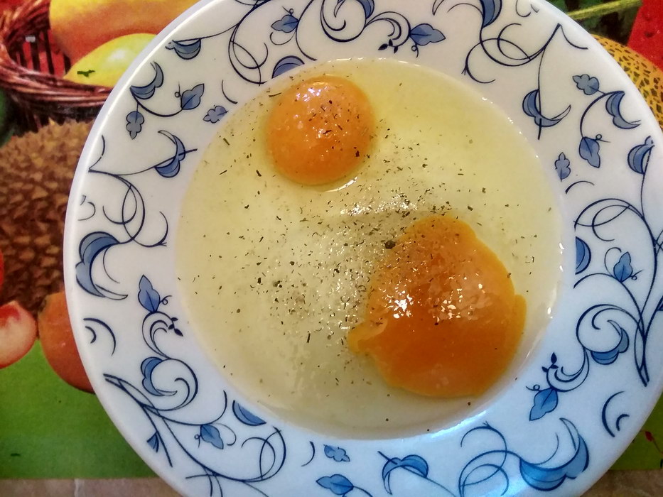 Разбить яйца и добавить специи