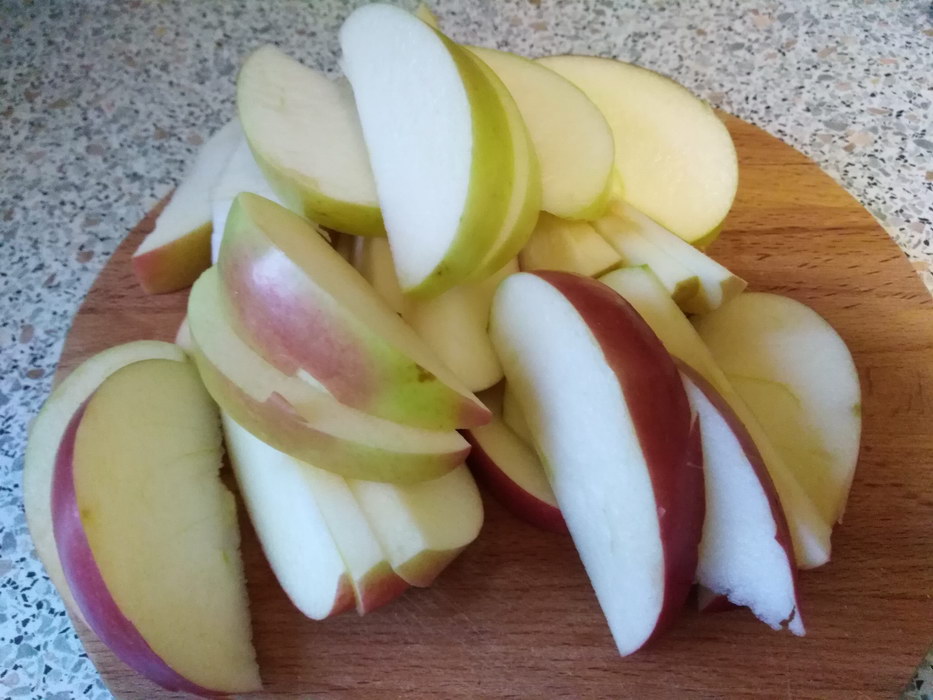Яблоки нарезаем дольками