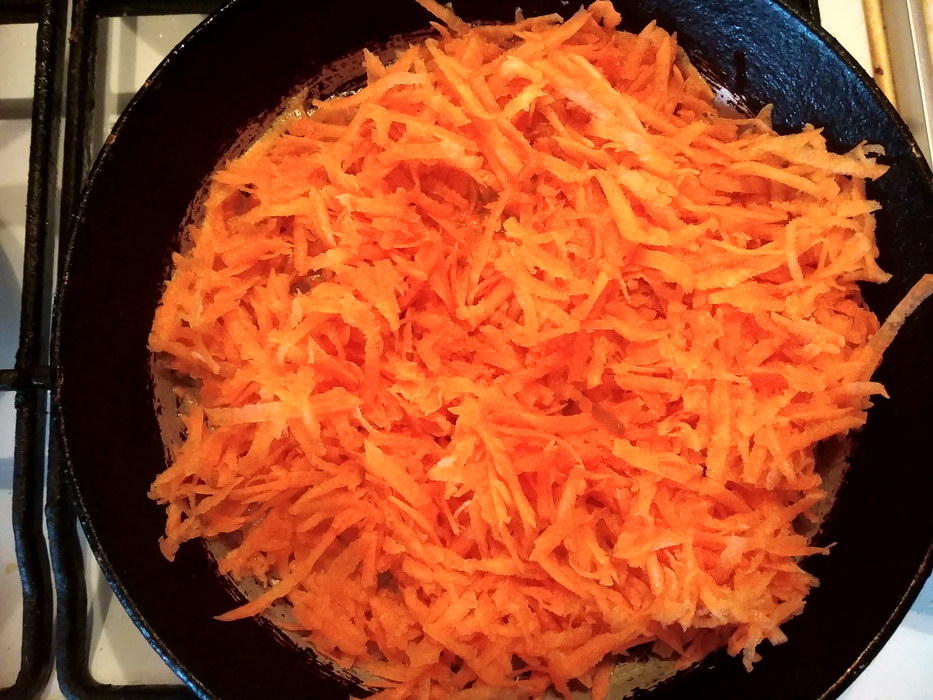 Обжариваем морковь