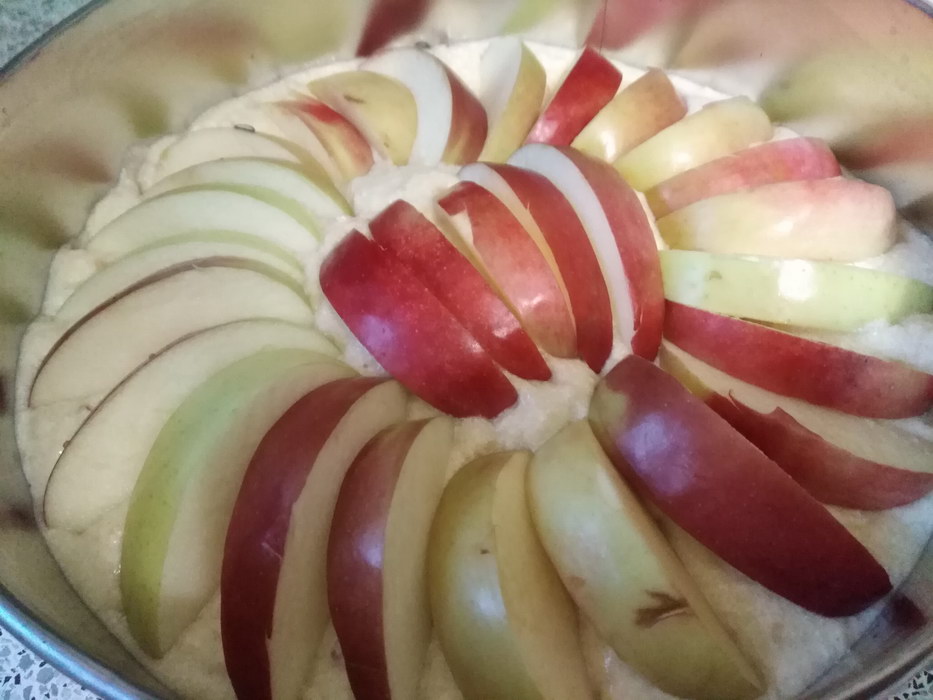 Тесто выливаем в форму и сверху украшаем яблоками