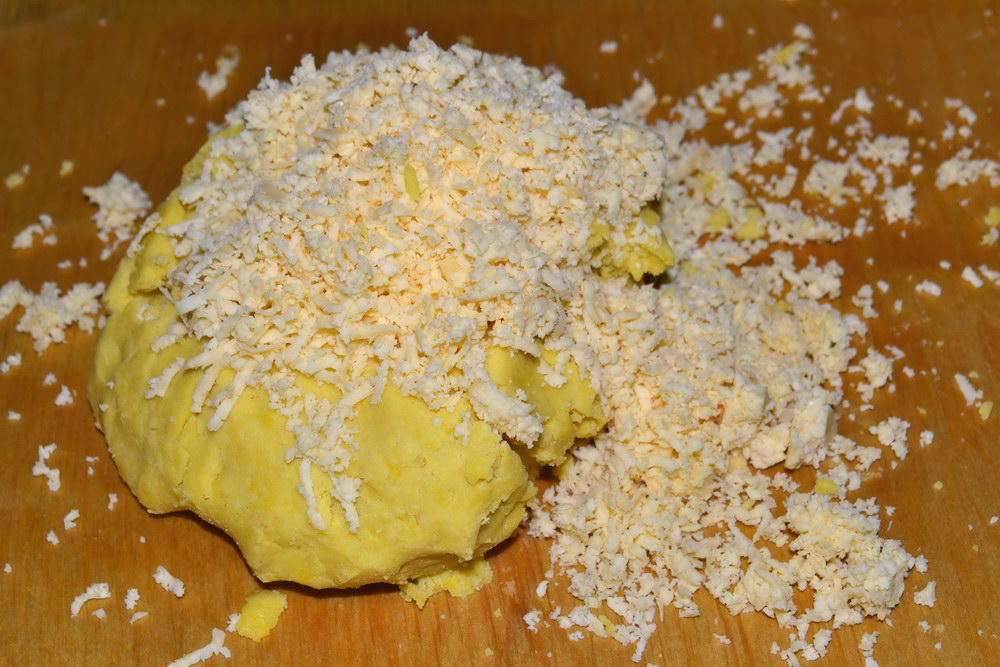 В тесто добавить сыр