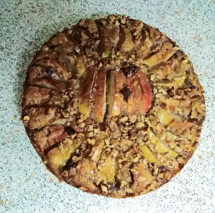 Яблочный пирог с орехами и тёртый маслом