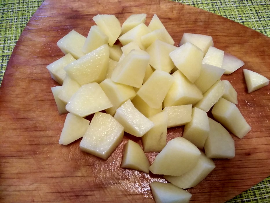 Нарезать кубиками картофель
