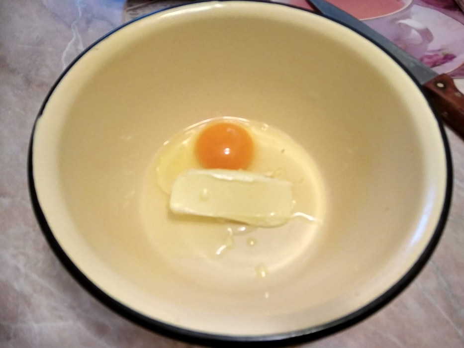 Масло смешать с яйцом
