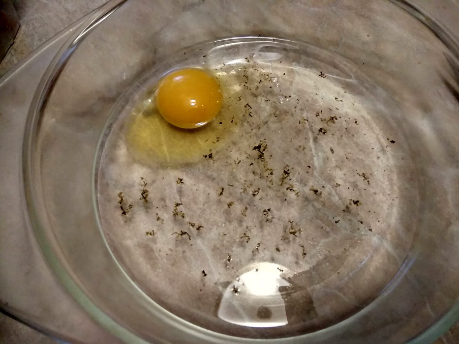 Яйцо смешиваем с водой