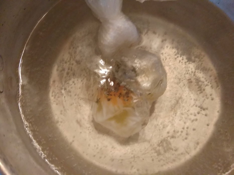 Опускаем яйцо в воду