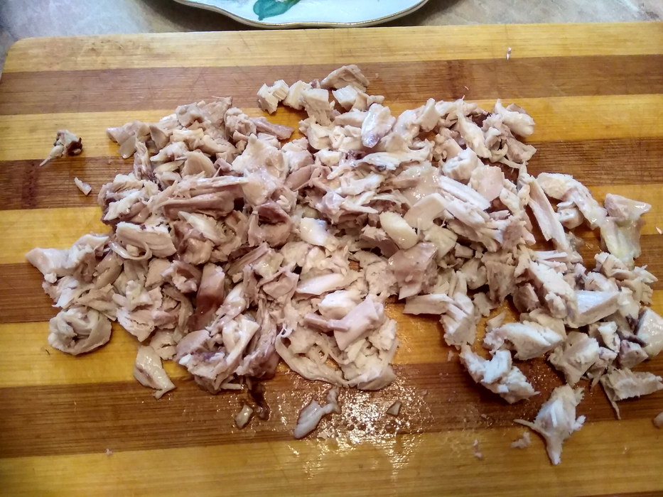 Отварить и нарезать курицу
