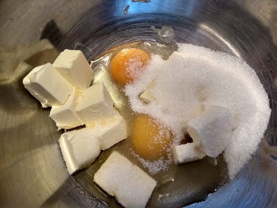 Добавляем яйца и сахар