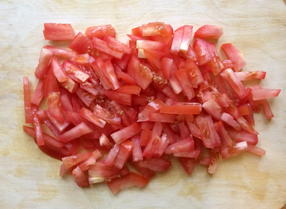 Нарезать помидоры