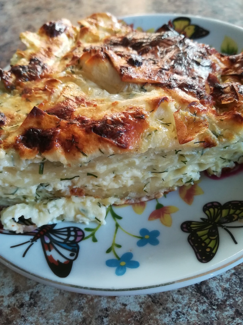 Необычный пирог из рваного лаваша с сыром и свежей зеленью