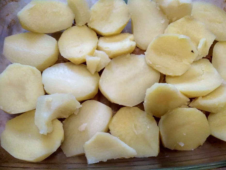 Выкладываем картофель