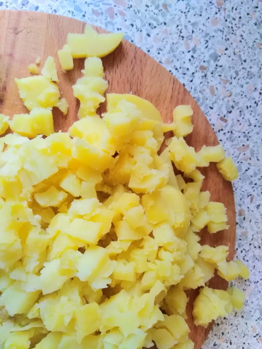 Нарезаем картофель
