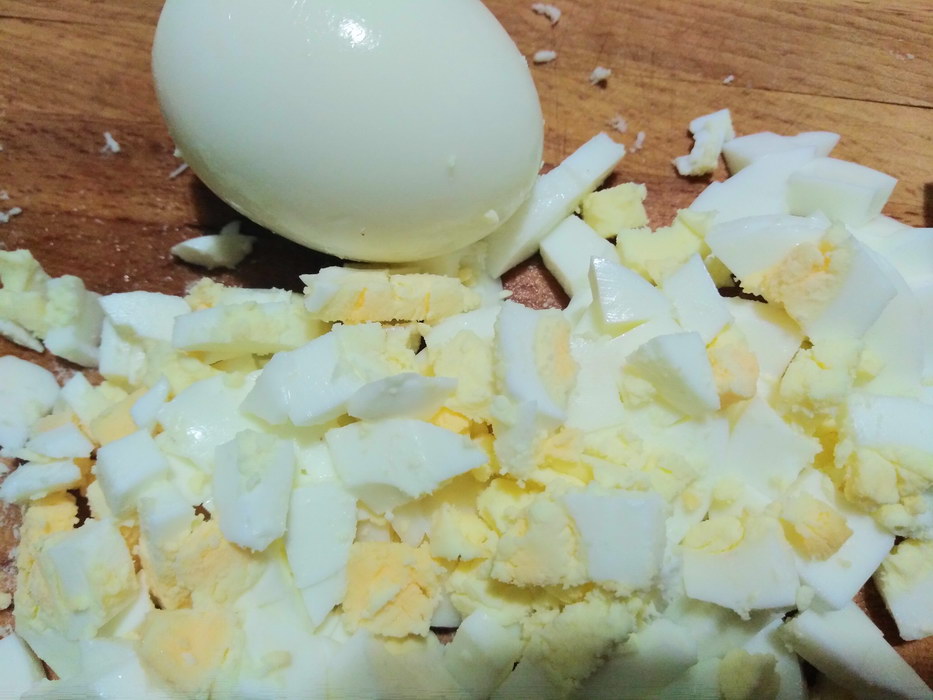 Нарезать яйца