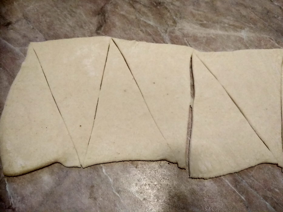 Тесто нарезаем на треугольники