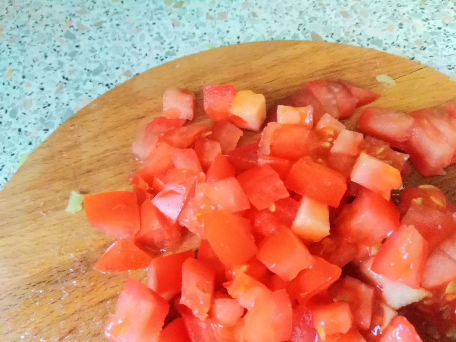 Нарезаем томаты