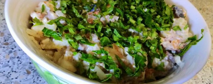 Быстрый салат с сельдью «Прибой» - отличная замена «Селедке под шубой»