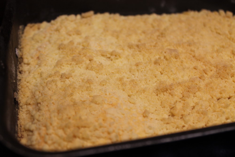 Простой рецепт крошки. Пирог с сахарной крошкой. Тесто крошка. Песочная крошка для пирога. Песочное тесто крошка.