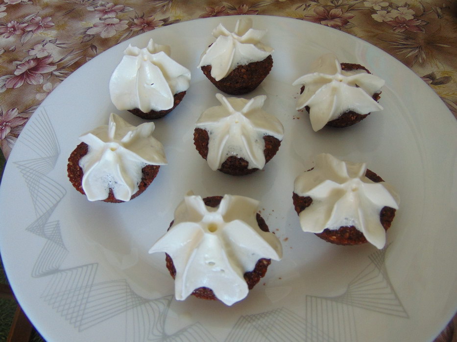 Шоколадные мини-пирожные из манки и кунжута
