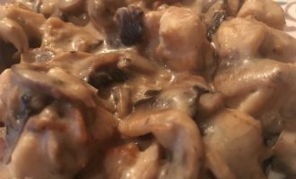 Французская классика: фрикасе из курицы с грибами