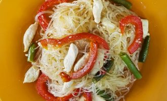 «Стекляшка» с овощами и курицей – простой и понятный рецепт азиатской кухни